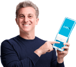 Luciano Huck com a maquininha que vem com celular