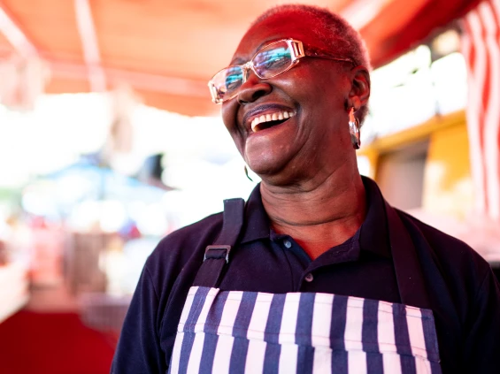 Mulher sorrindo feliz com o Banco Bradesco e Cielo