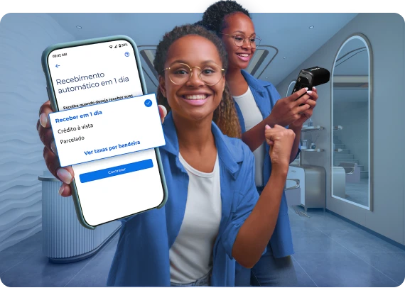Empreendedora sorrindo exibe celular com opção de antecipar dinheiro pela Cielo.