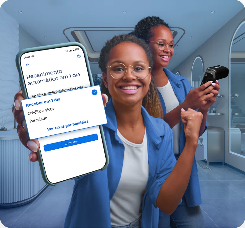Empreendedora sorrindo exibe celular com opção de antecipar dinheiro pela Cielo.