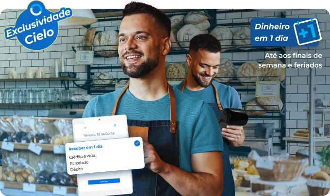 Empreendedora sorrindo exibe celular com opção de antecipar dinheiro pela Cielo.