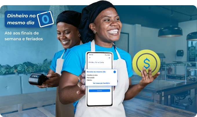 Empreendedora de avental exibe seu celular na tela de antecipação, sorrindo.