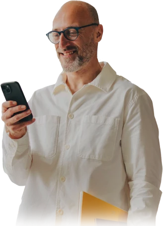 Homem utilizando celular com destaque para as soluções de inteligência artificial da Cielo.