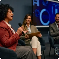 Grupo de pessoas discutindo sobre AI Commerce e impacto nas plataformas digitais.