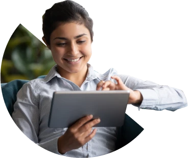 Mulher olhando os conteúdos dinâmicos no tablet