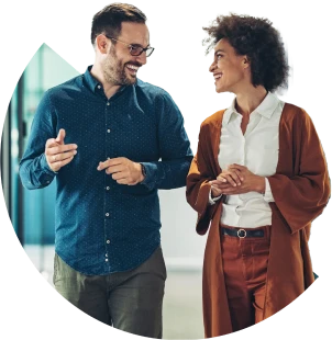 Mulher e homem trocando experiências