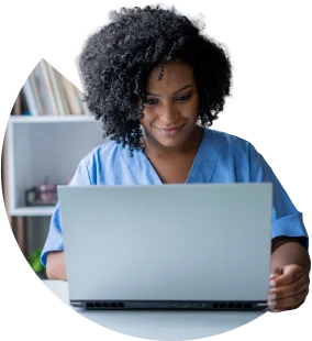 Mulher olhando os benefícios exclusivos no notebook