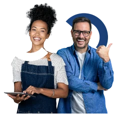 Mulher e homem sorrindo